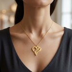 Femme portant un collier double coeur prénoms couleur or