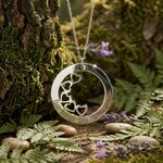 Collier cercle de coeurs 5 prénoms gravés argenté, sur fond de mousse et fougères