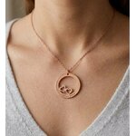 Femme portant un collier cercle de coeurs 2 prénoms or rose