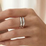 Bague prénom argent 925 gravée de 2 prénoms portée à la main