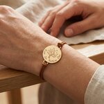 Bracelet arbre de vie personnalisé gravé de 4 prénoms sur cordon marron, porté au poignet