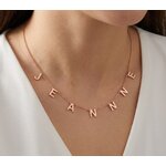 Collier personnalisé initiale porté, prénom en lettres fines