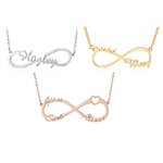 Collier infini prénom personnalisé, porté par une femme