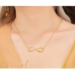 collier prénom infini personnalisé 3 noms porté