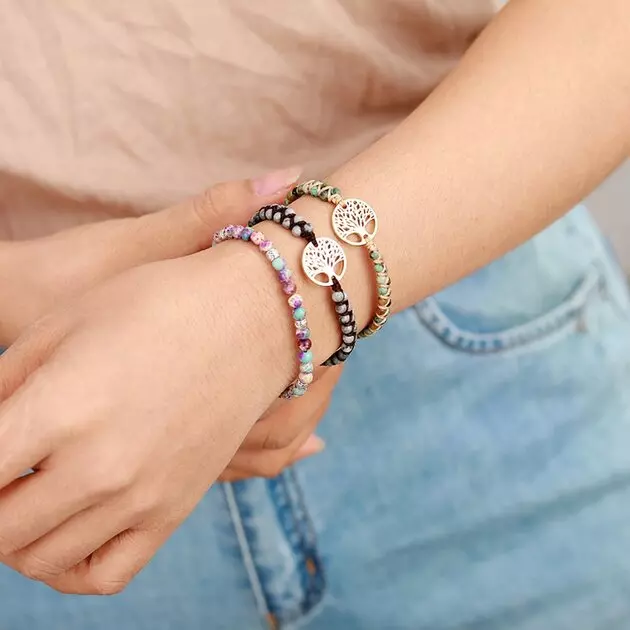 Bracelet arbre de vie en jaspe tressé porté au poignet