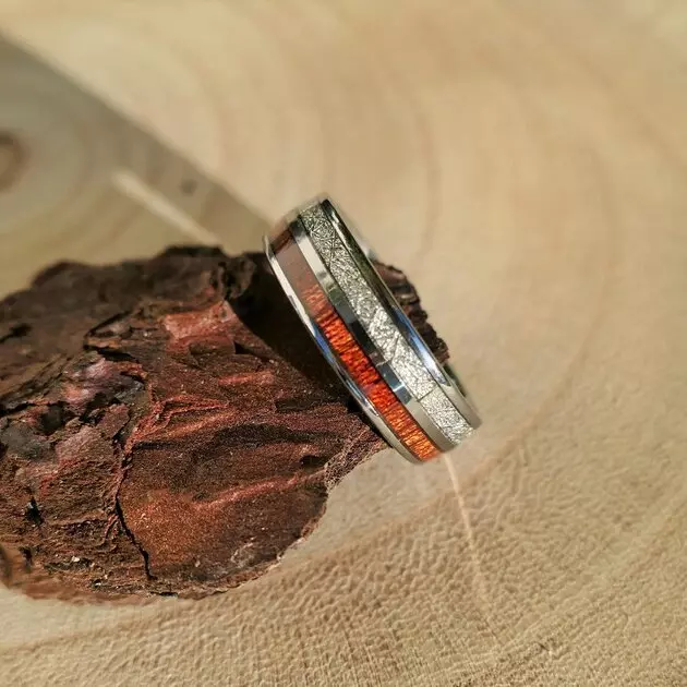 Alliance en bois et météorite en tungstène