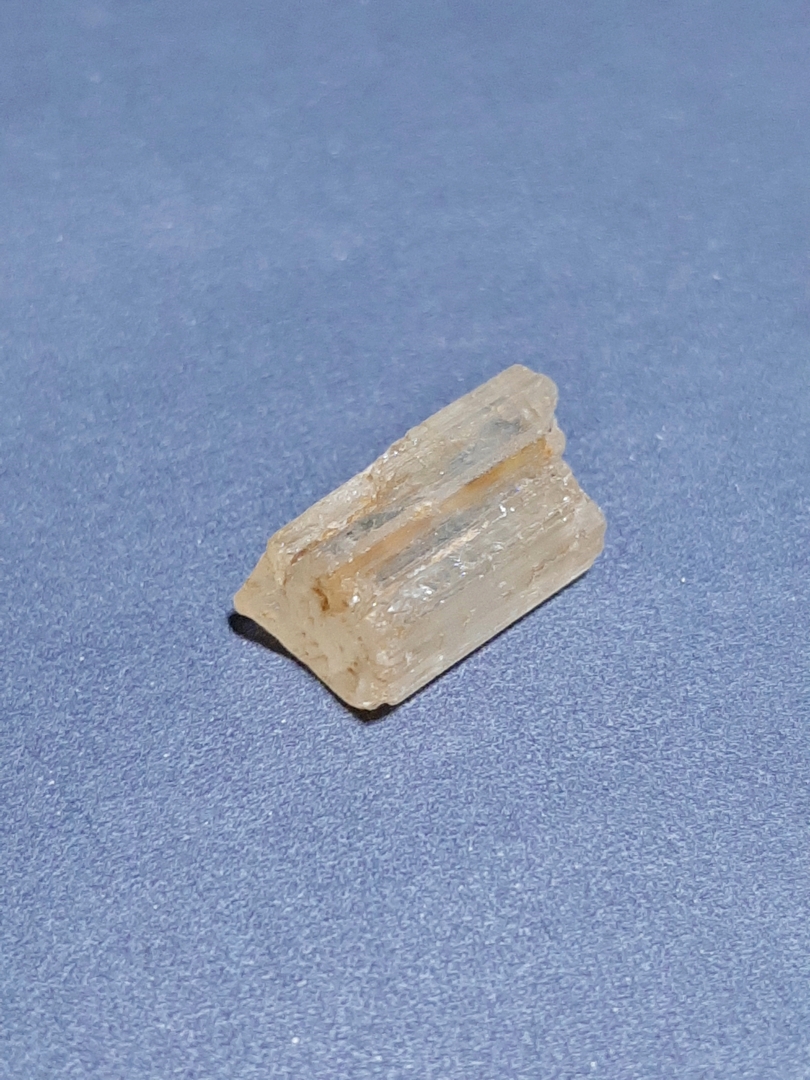 gem pierre mineraux brut scapolite jaune ou wernérite