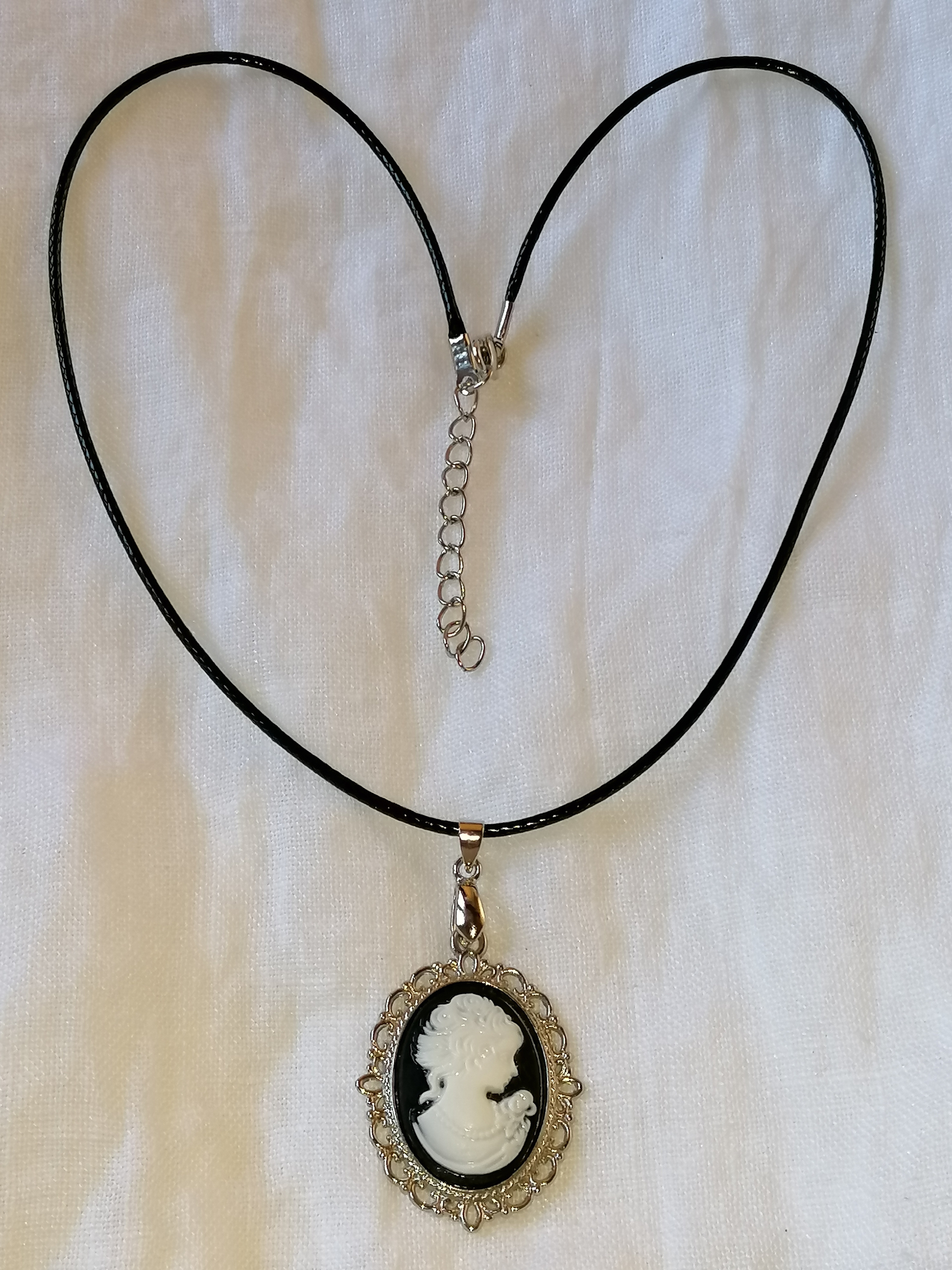 Pendentif cam e blanc et noir