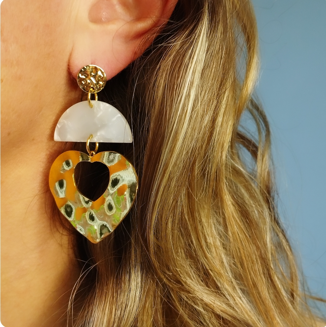 Boucles d'oreilles écailles de tortue ivoire et coeur inox (2)