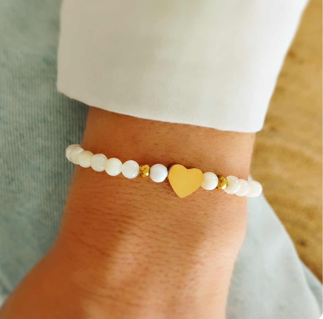Bracelet perles en coquillage et coeur acier (1)