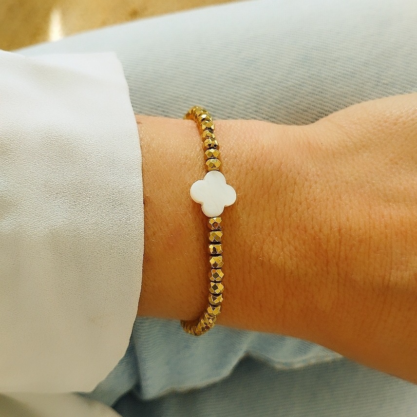 Bracelet hématites plaqué or et trèfle nacre blanc (1)
