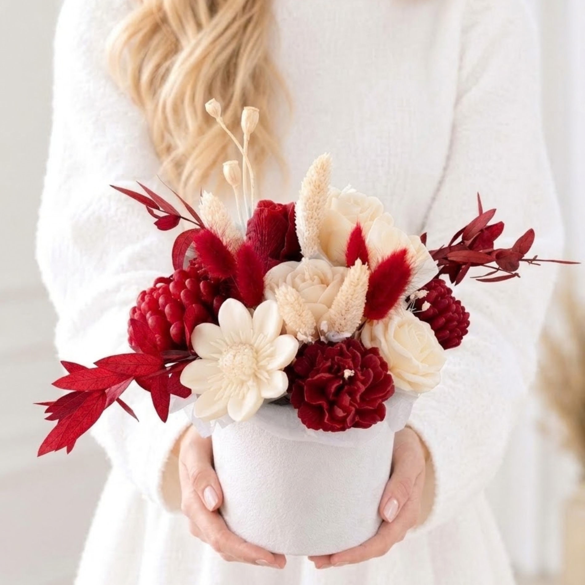 Bouquet-fleuri-fleurs-eternelles-parfumées-en-cire-de-soja-rouge-et-blanc