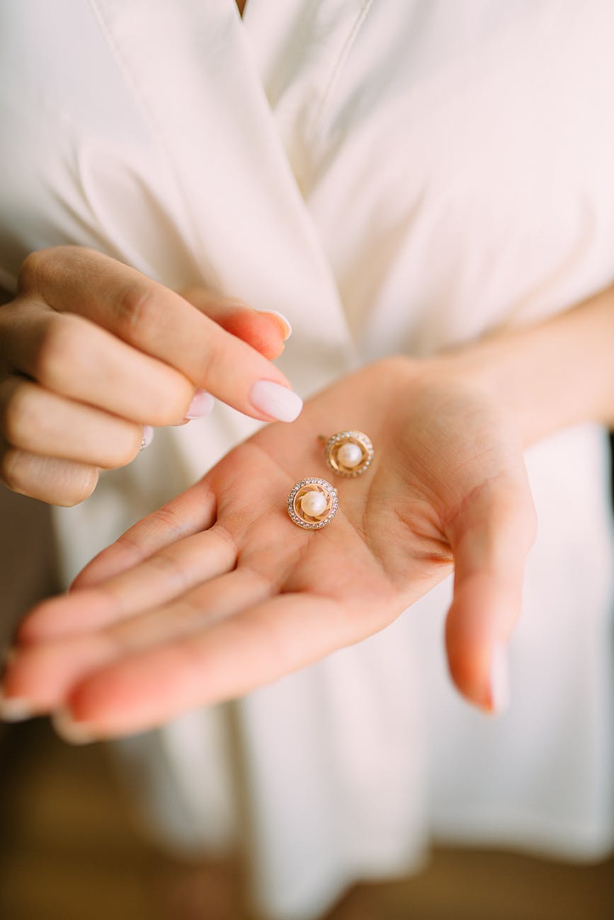 Photo En Gros Plan D'une Personne Tenant Des Boucles D'oreilles