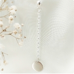 Boucle doreille pendante avec médaille