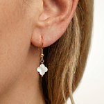 boucles doreilles pendentes trefles en nacre et acier inoxydable