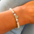 Bracelet perles en nacre et coeur en acier inoxydable argenté