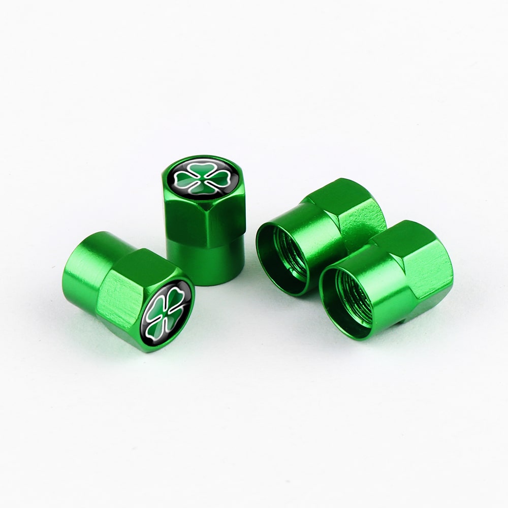 Quatre embouts de protection pour valve verts avec logo Quadrigoglio sur fond blanc