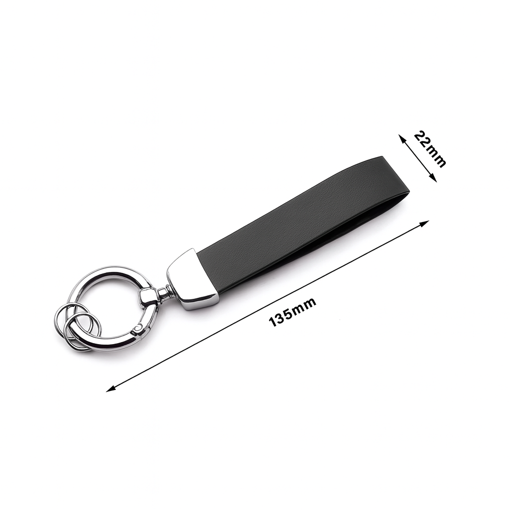 Porte-clés en cuir noir sans logo, avec anneau métallique argenté, présenté sur fond blanc avec indication des dimensions 135 mm de long et 22 mm de large.
