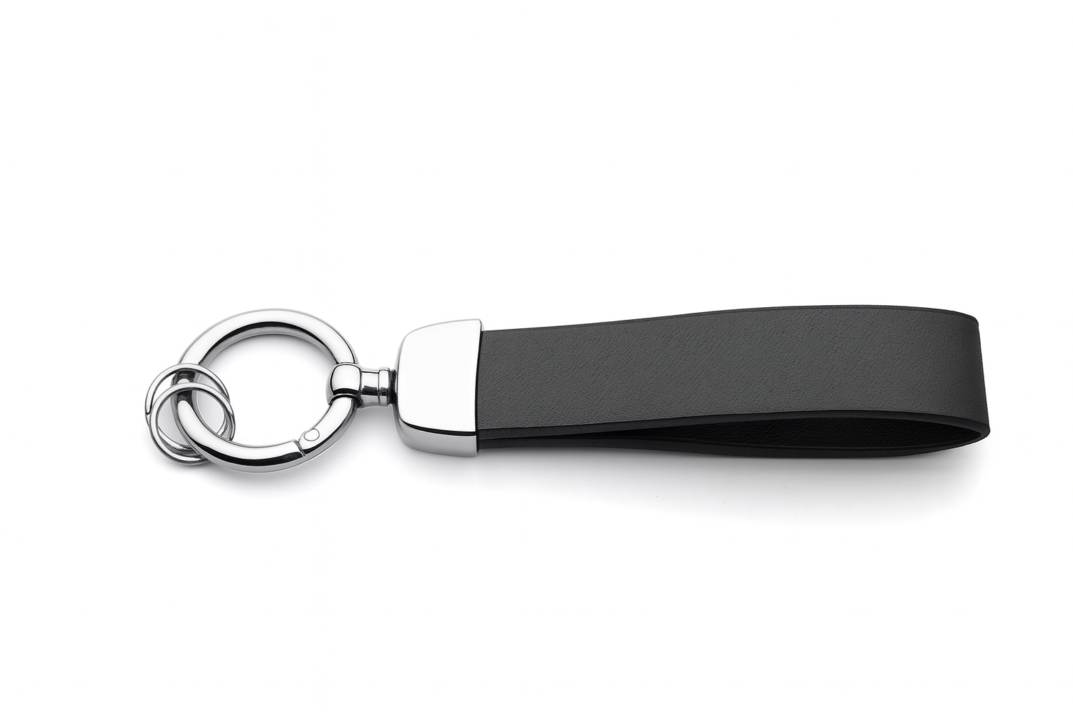 Porte-clés en cuir noir sans logo, avec anneau métallique argenté et finition chromée, présenté sur fond blanc.