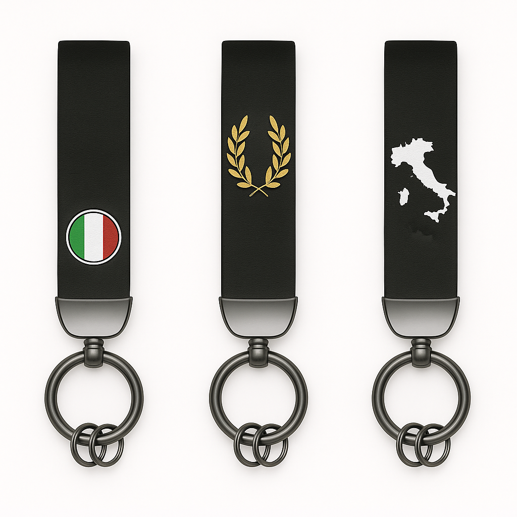 Trois porte-clés noirs alignés sur fond blanc, décorés d’un drapeau italien, d’une couronne dorée et de la carte de l’Italie