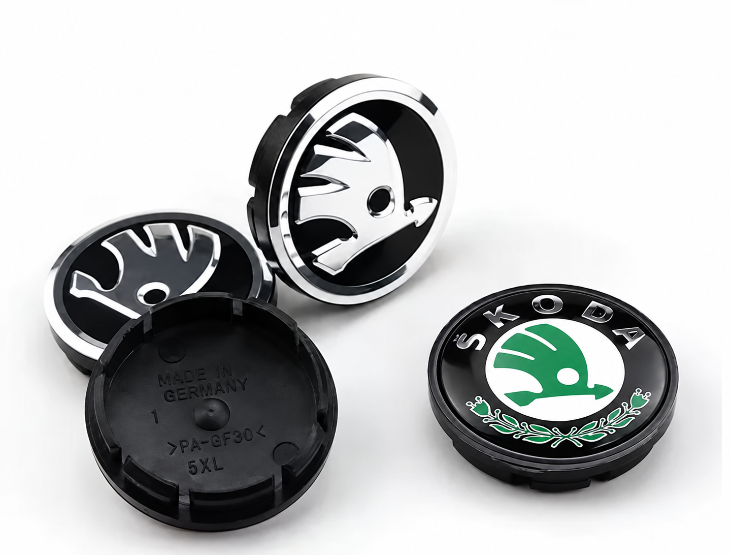 Lot de 4 cache-moyeux Skoda sur fond blanc