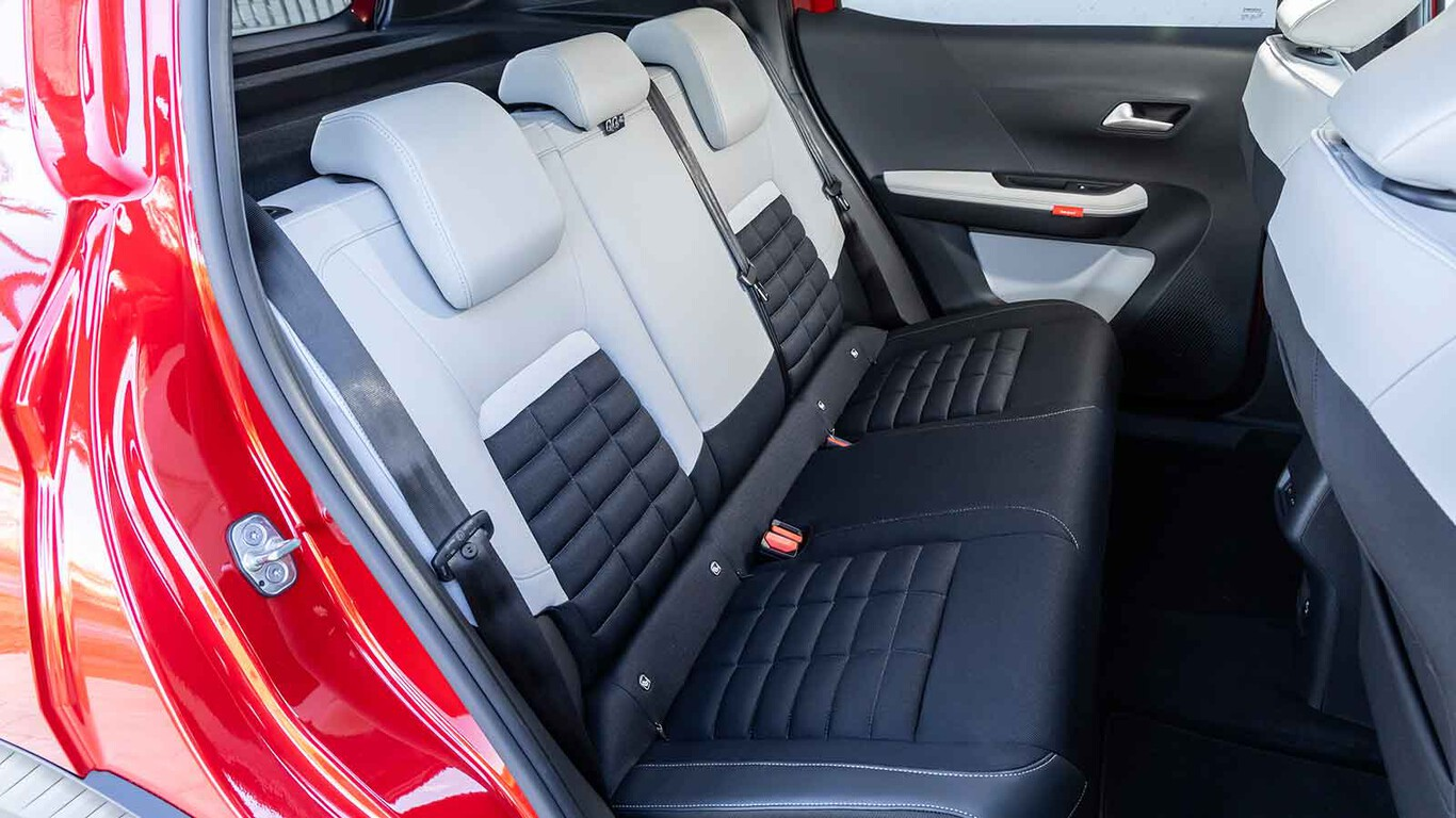 Sièges arrière confortables avec sellerie bicolore et espace généreux