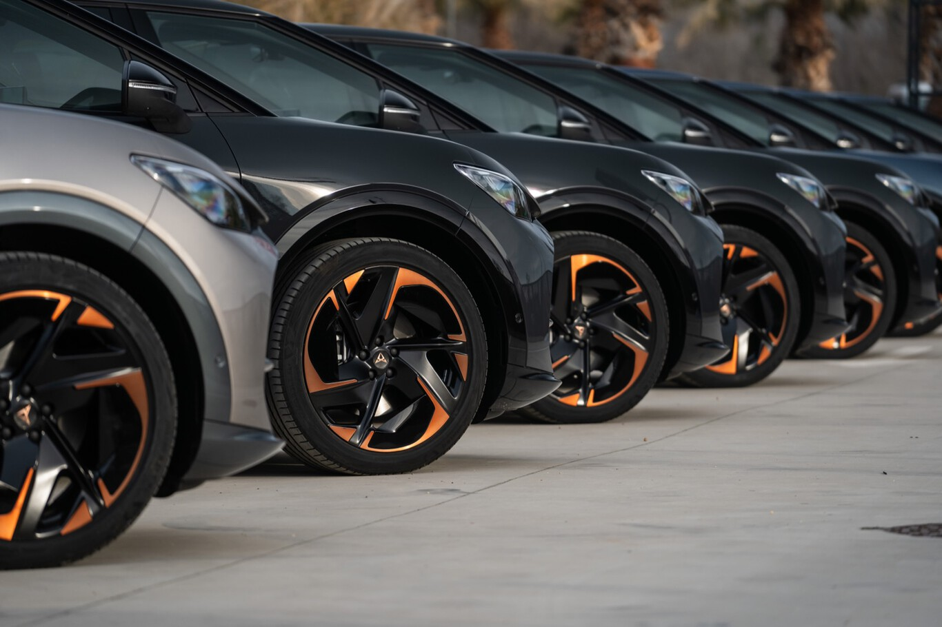 Détail des jantes sport bicolores sur SUV électrique stylé