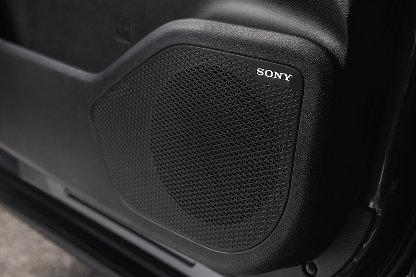 Haut-parleur Sony intégré dans la portière d’un SUV doté d’un système audio premium