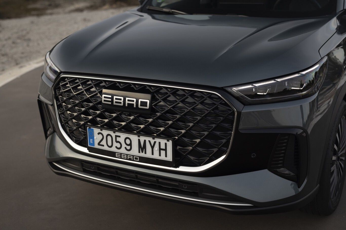 Gros plan sur la calandre chromée d’un SUV moderne de marque EBRO