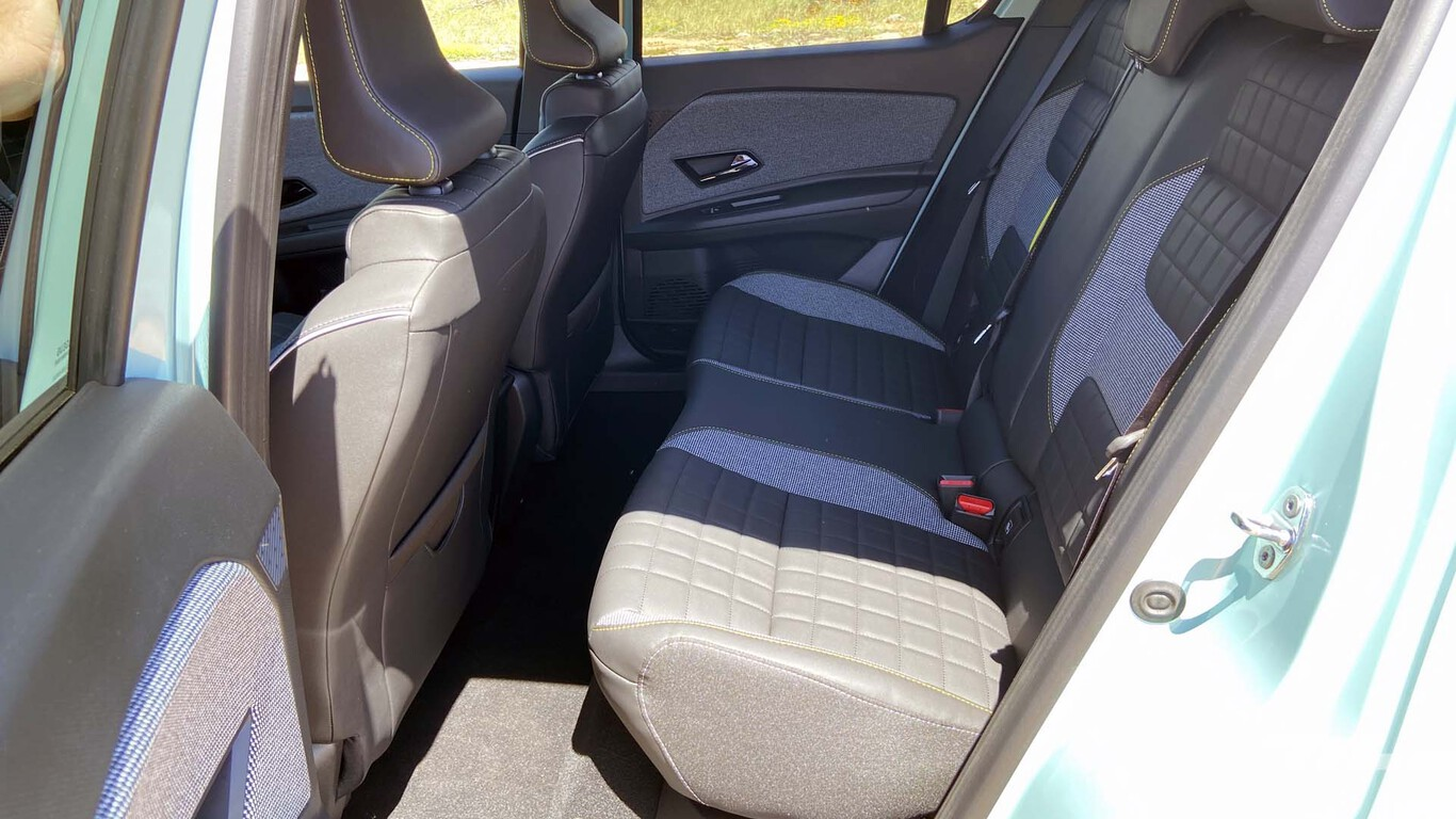Banquette arrière confortable avec sellerie bicolore et surpiqûres visibles