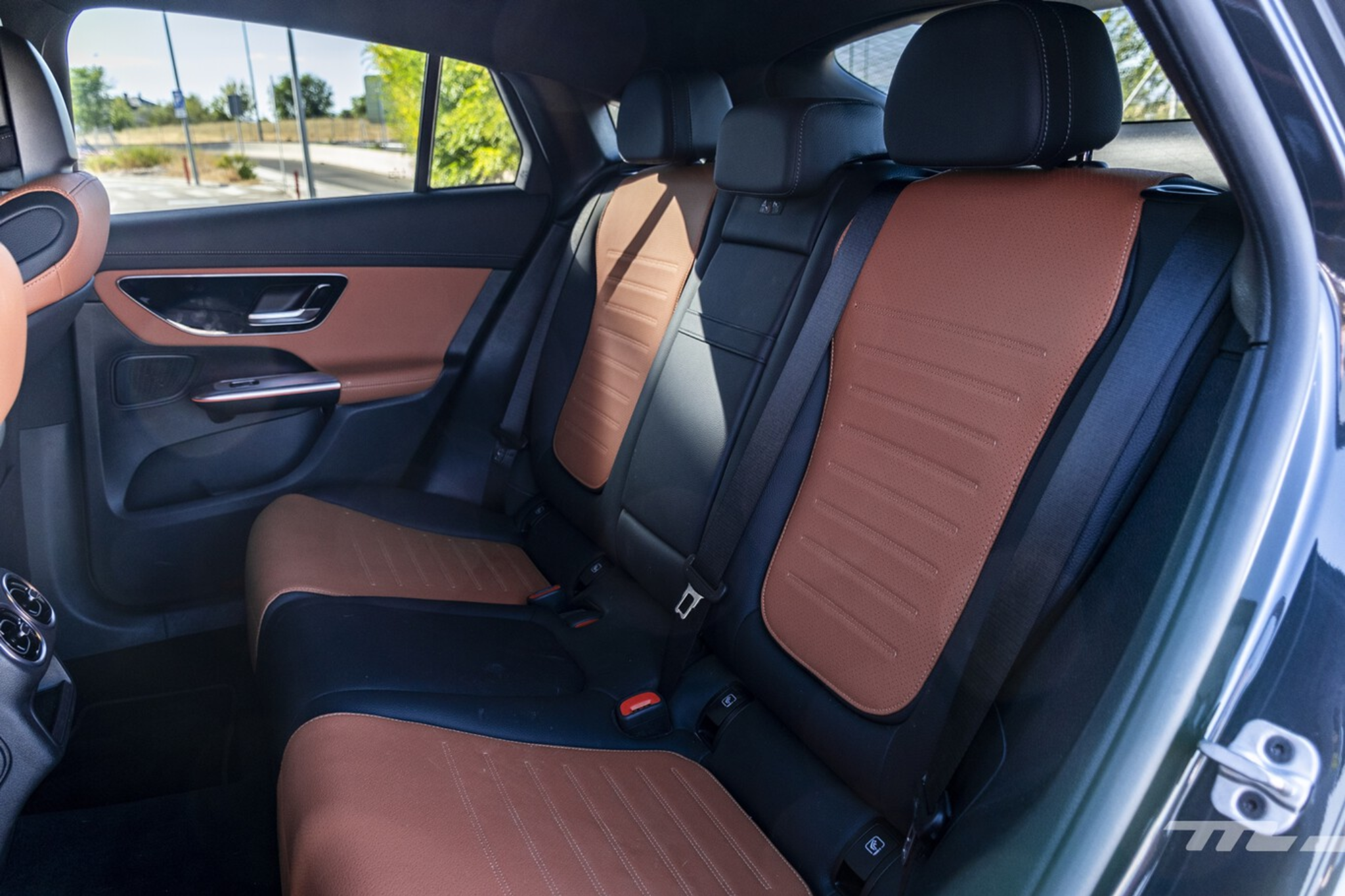 Banquette arrière du Mercedes-Benz GLC 300 e Coupé avec sellerie cuir bicolore et assises confortables