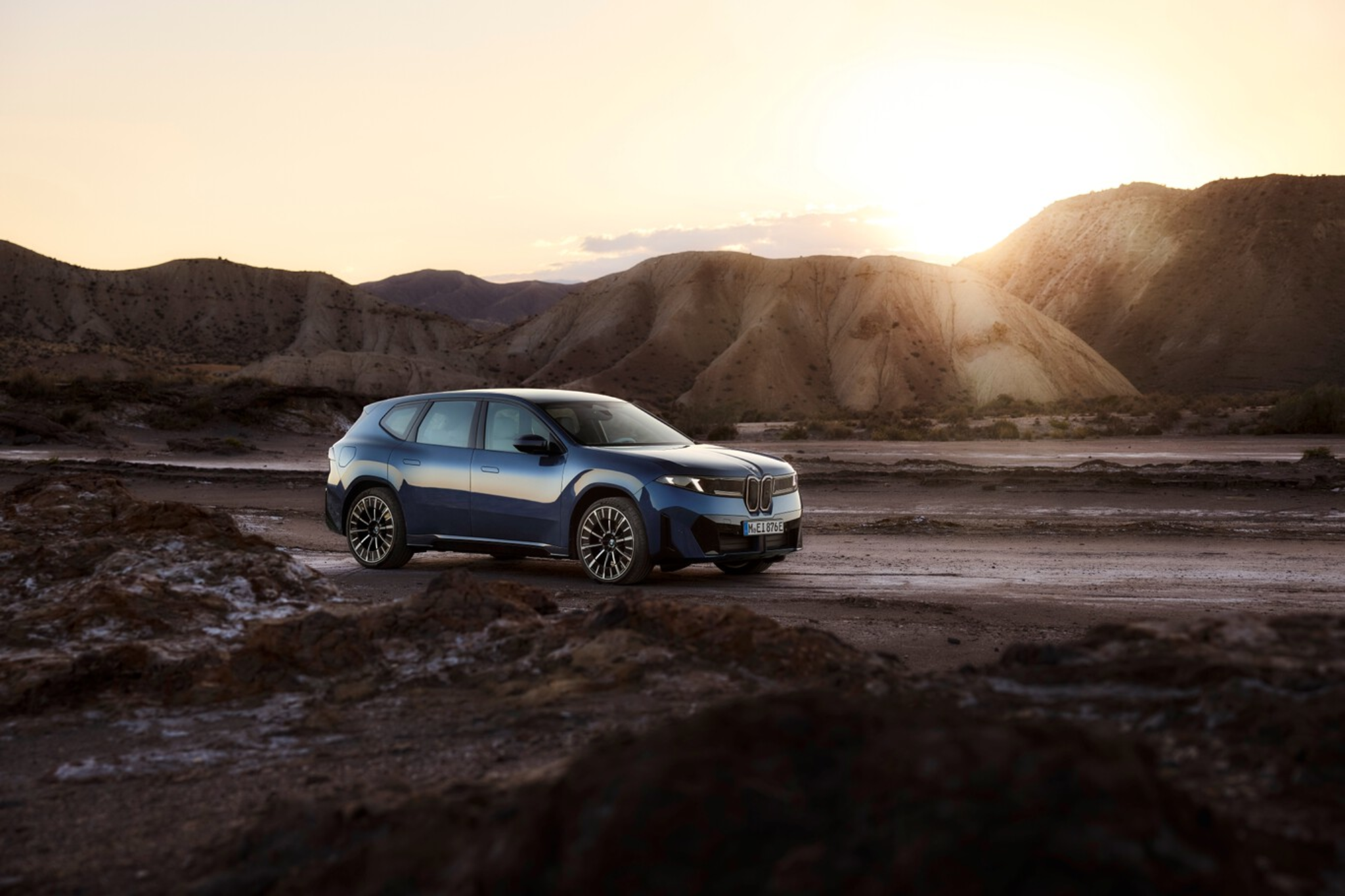 BMW iX3 paysage coucher de soleil