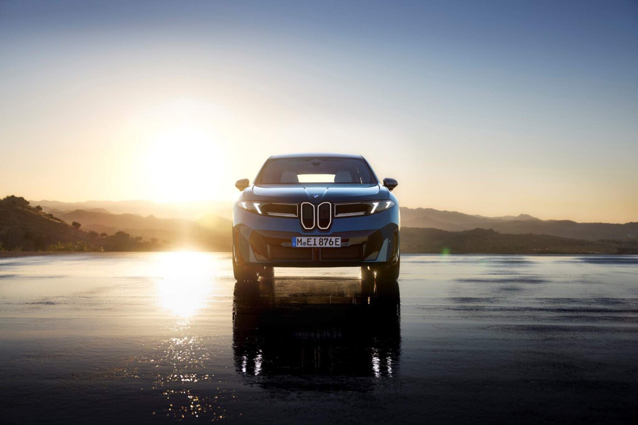 BMW iX3 face avant sur route mouillée