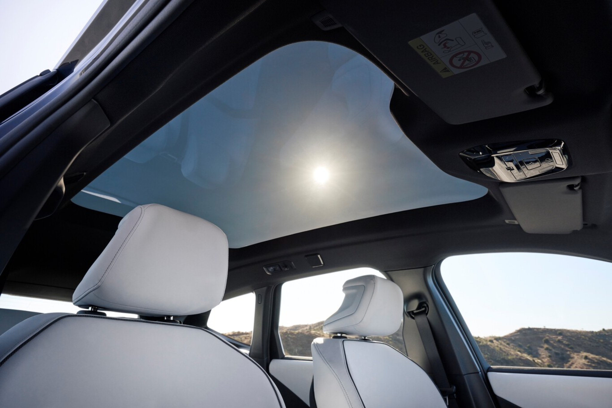 BMW iX3 toit panoramique intérieur lumineux