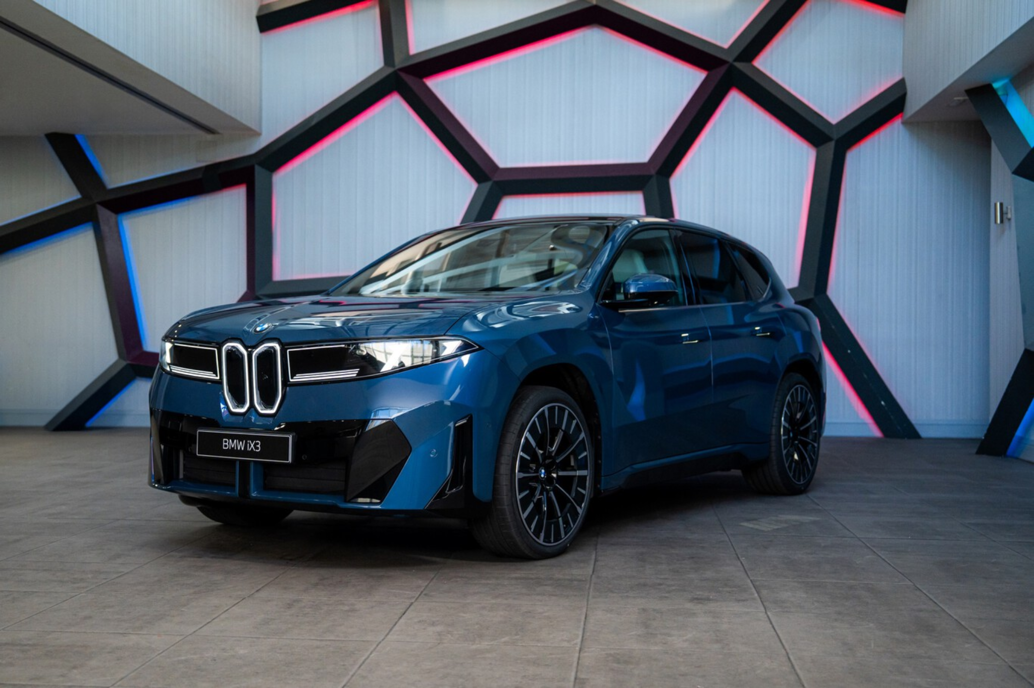 BMW iX3 design SUV électrique moderne