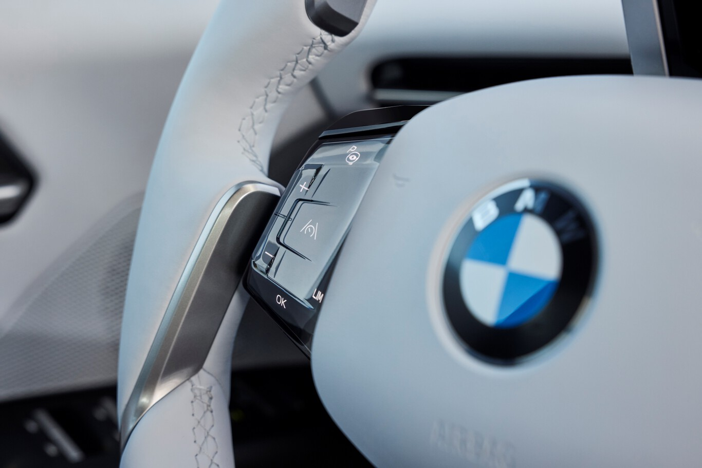 BMW iX3 volant commandes intérieur premium