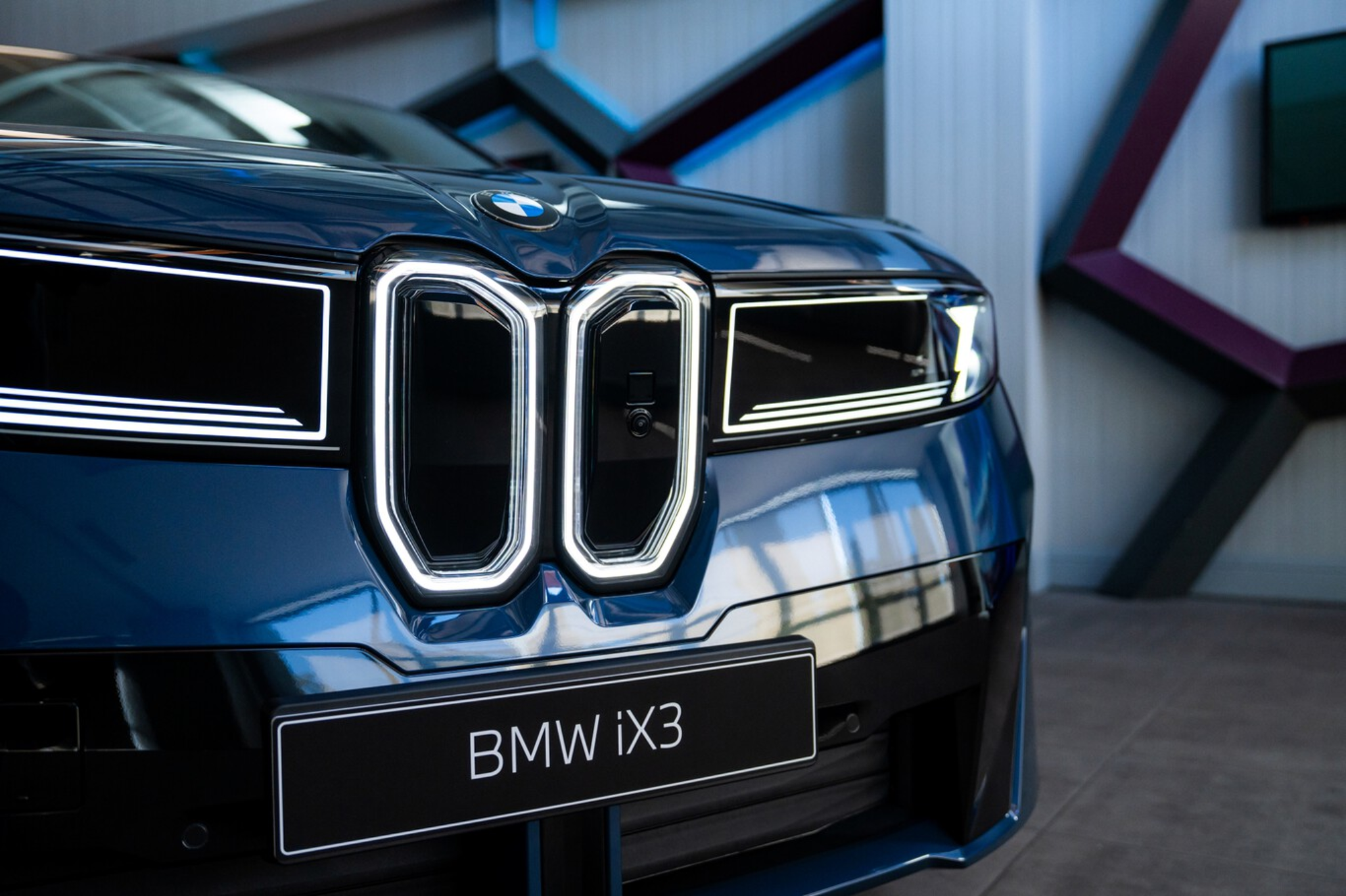 BMW iX3 calandre LED face avant