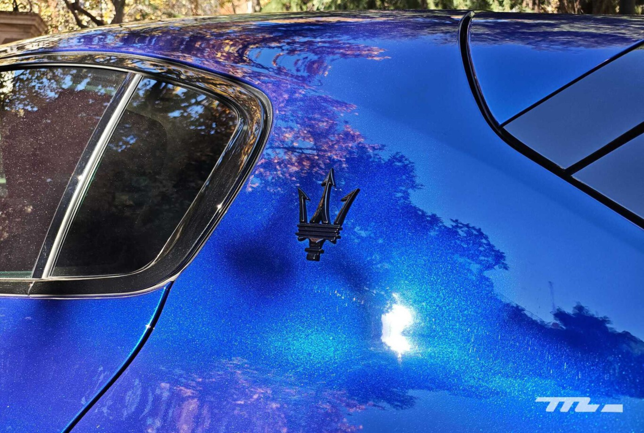 Logo Trident Maserati sur carrosserie bleue