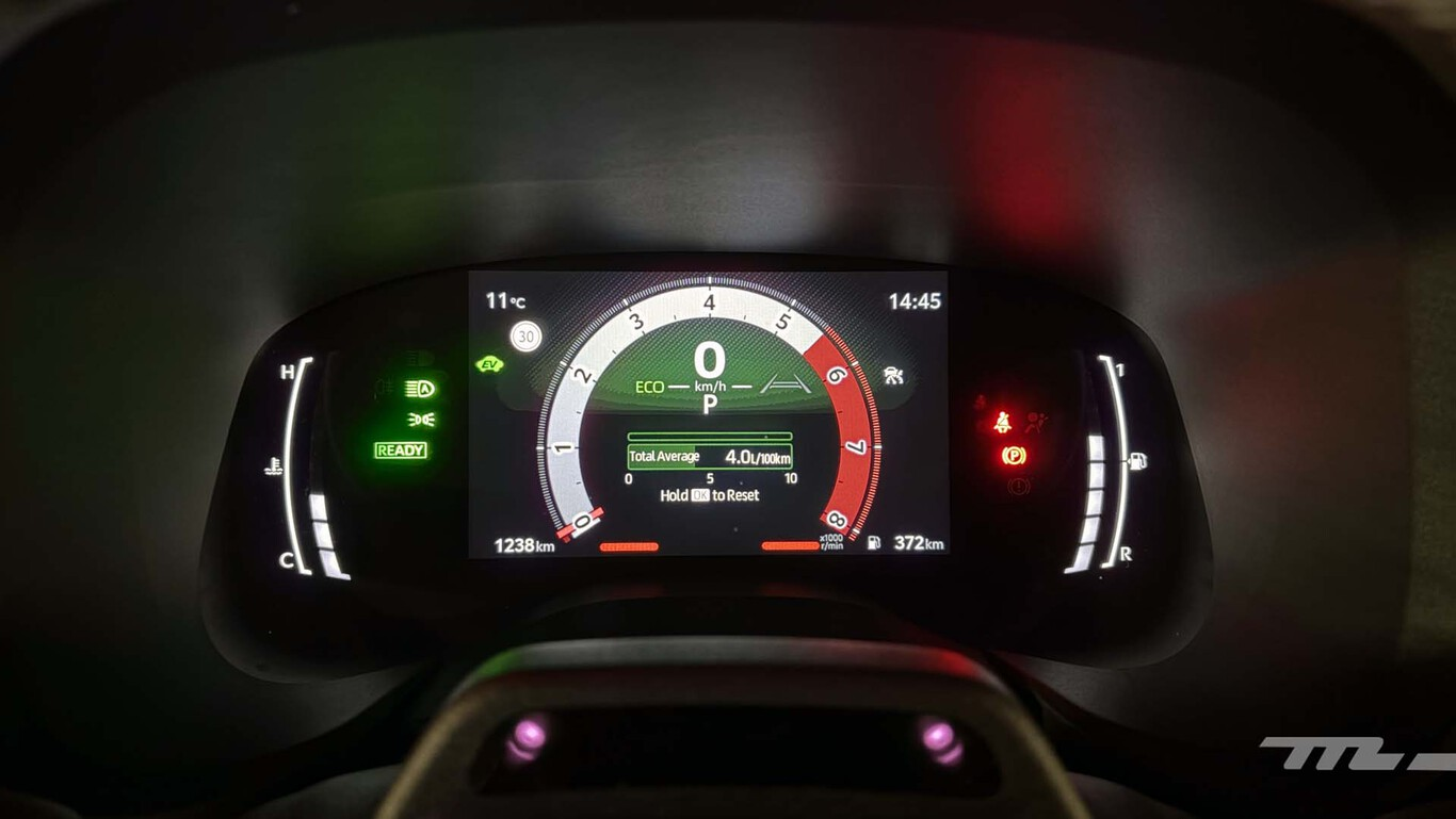 Toyota Aygo X compteur digital hybride consommation