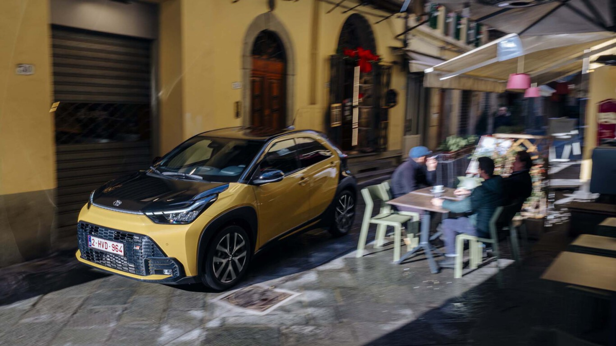 Toyota Aygo X circulation en rue de centre-ville au quotidien