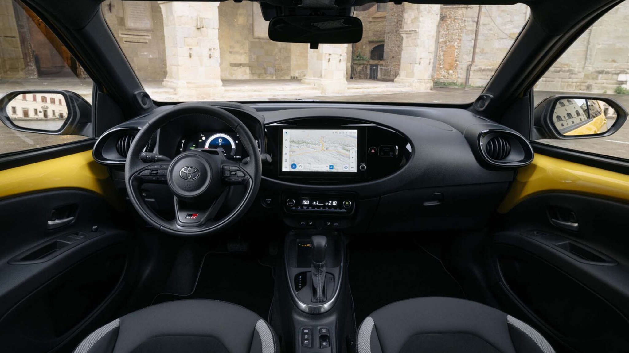 Toyota Aygo X intérieur tableau de bord écran multimédia