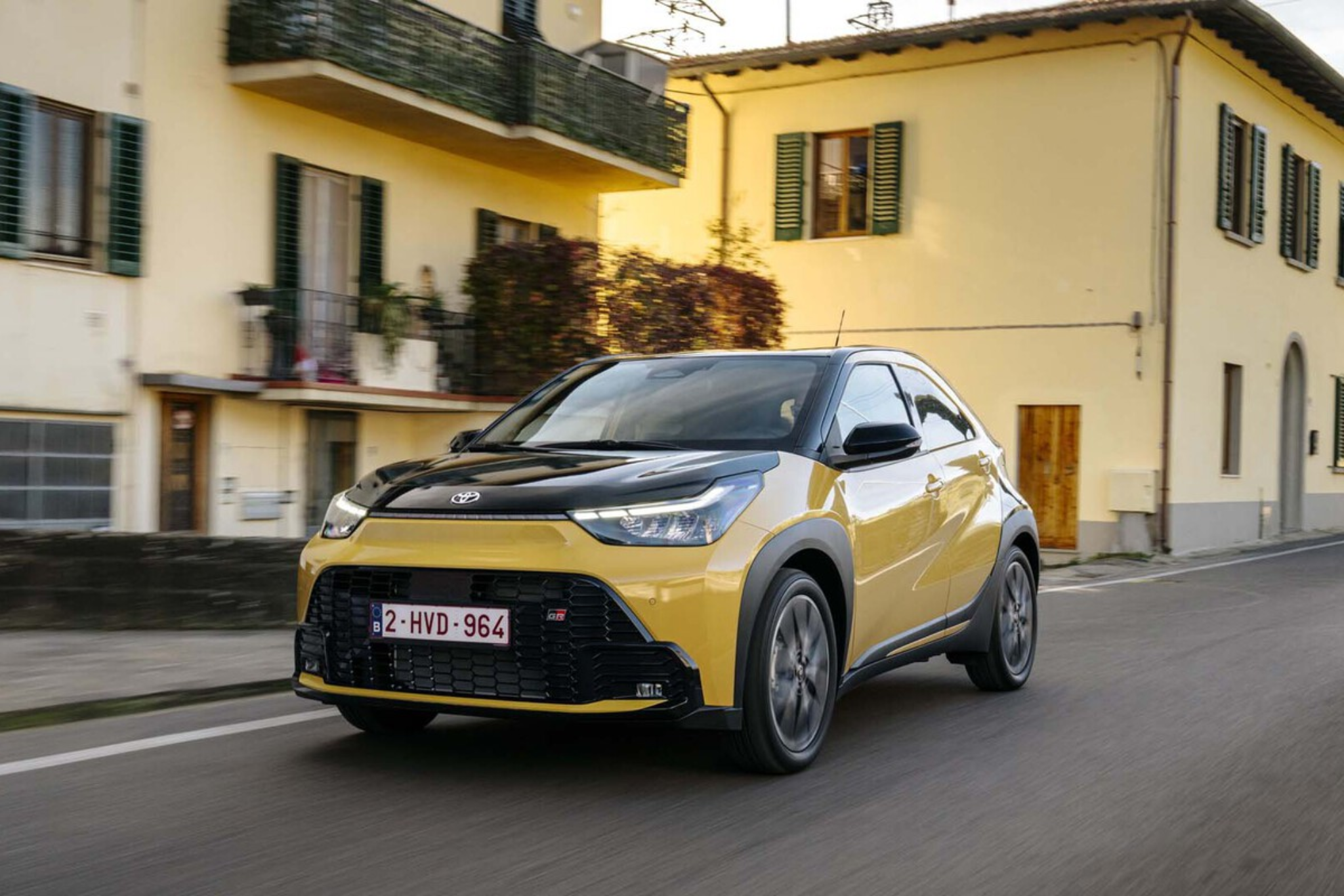Toyota Aygo X jaune en conduite urbaine compacte