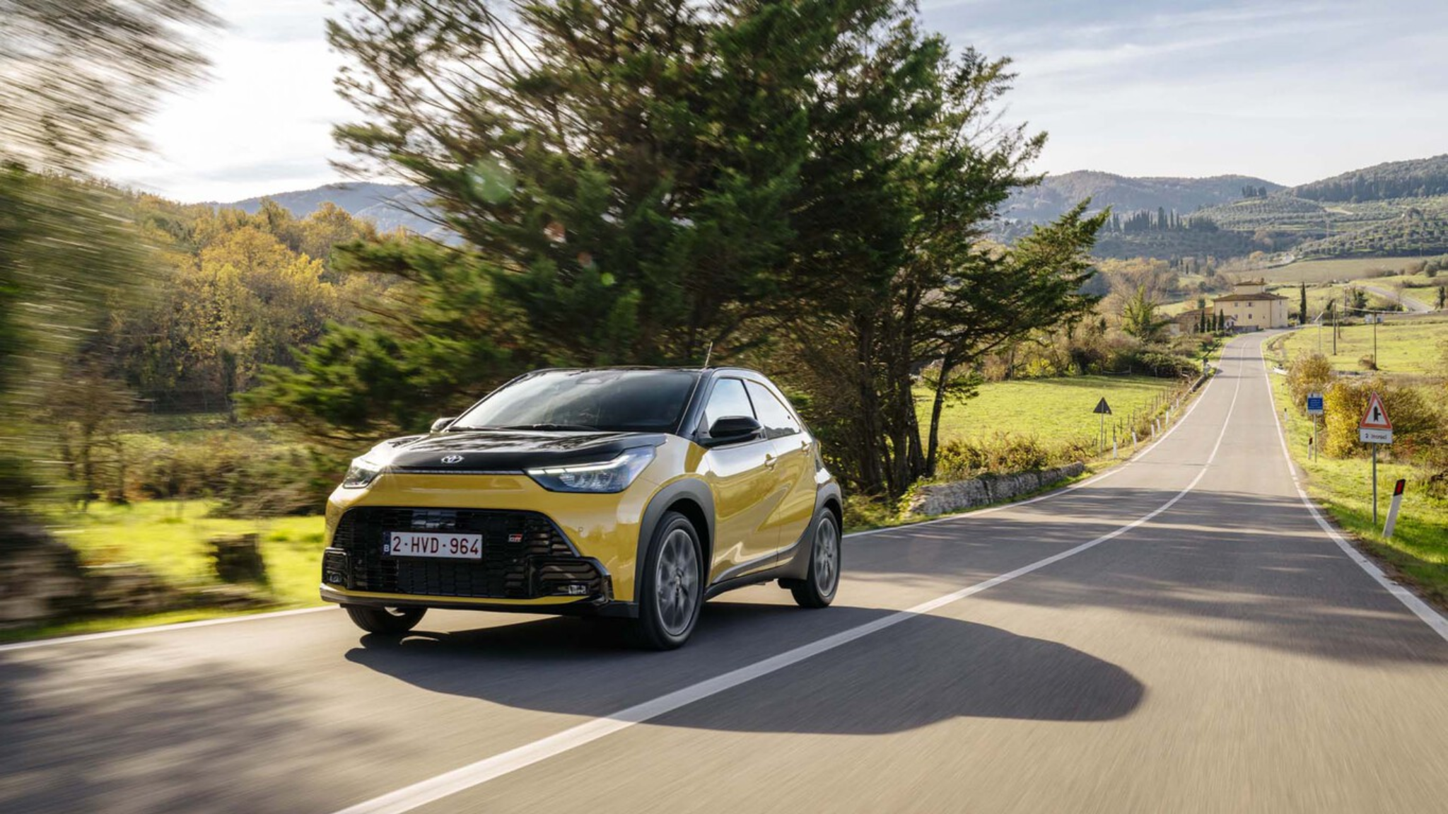 Toyota Aygo X sur route de campagne consommation faible
