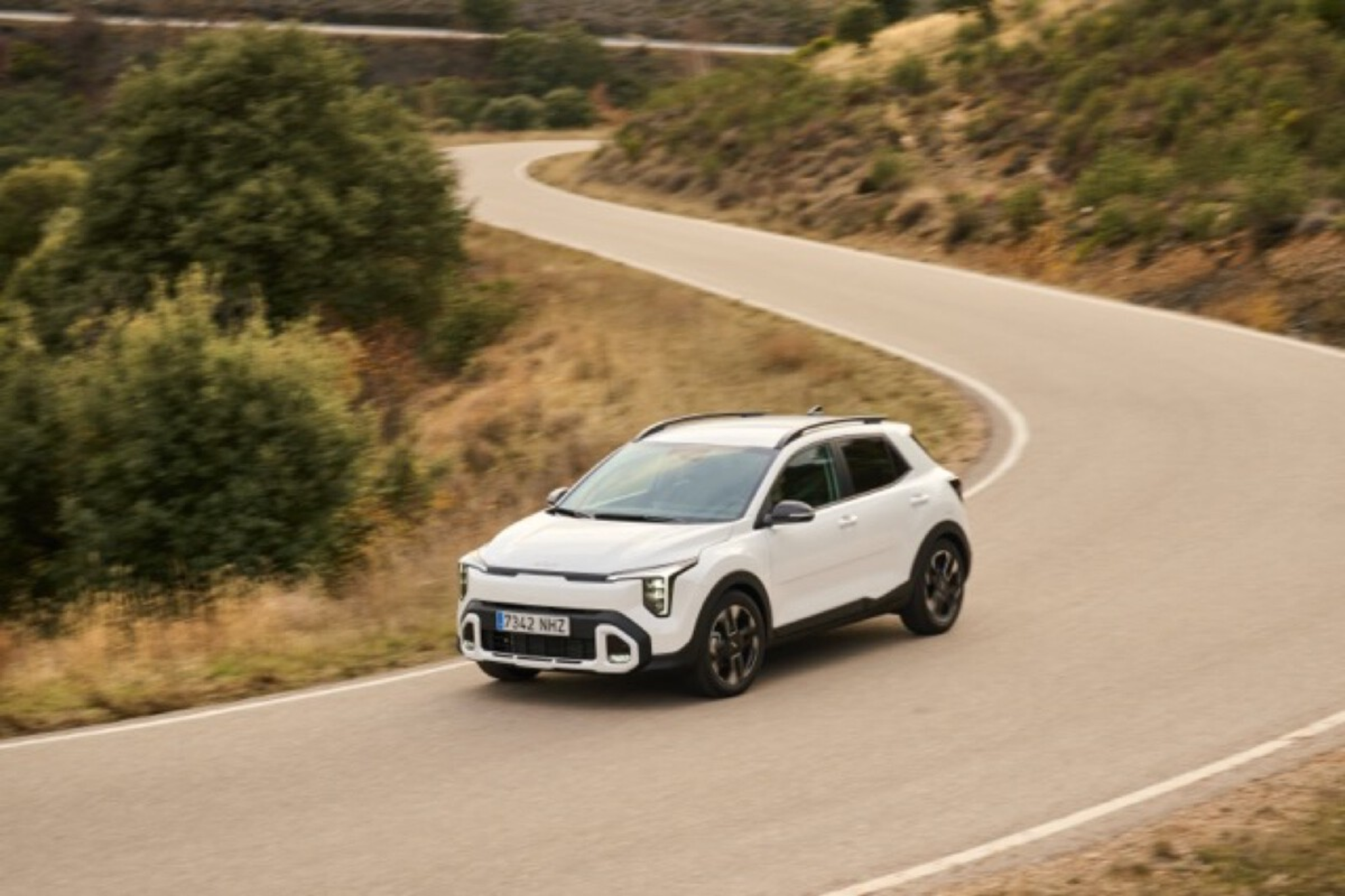 Kia Stonic hybride 2025 sur route de montagne