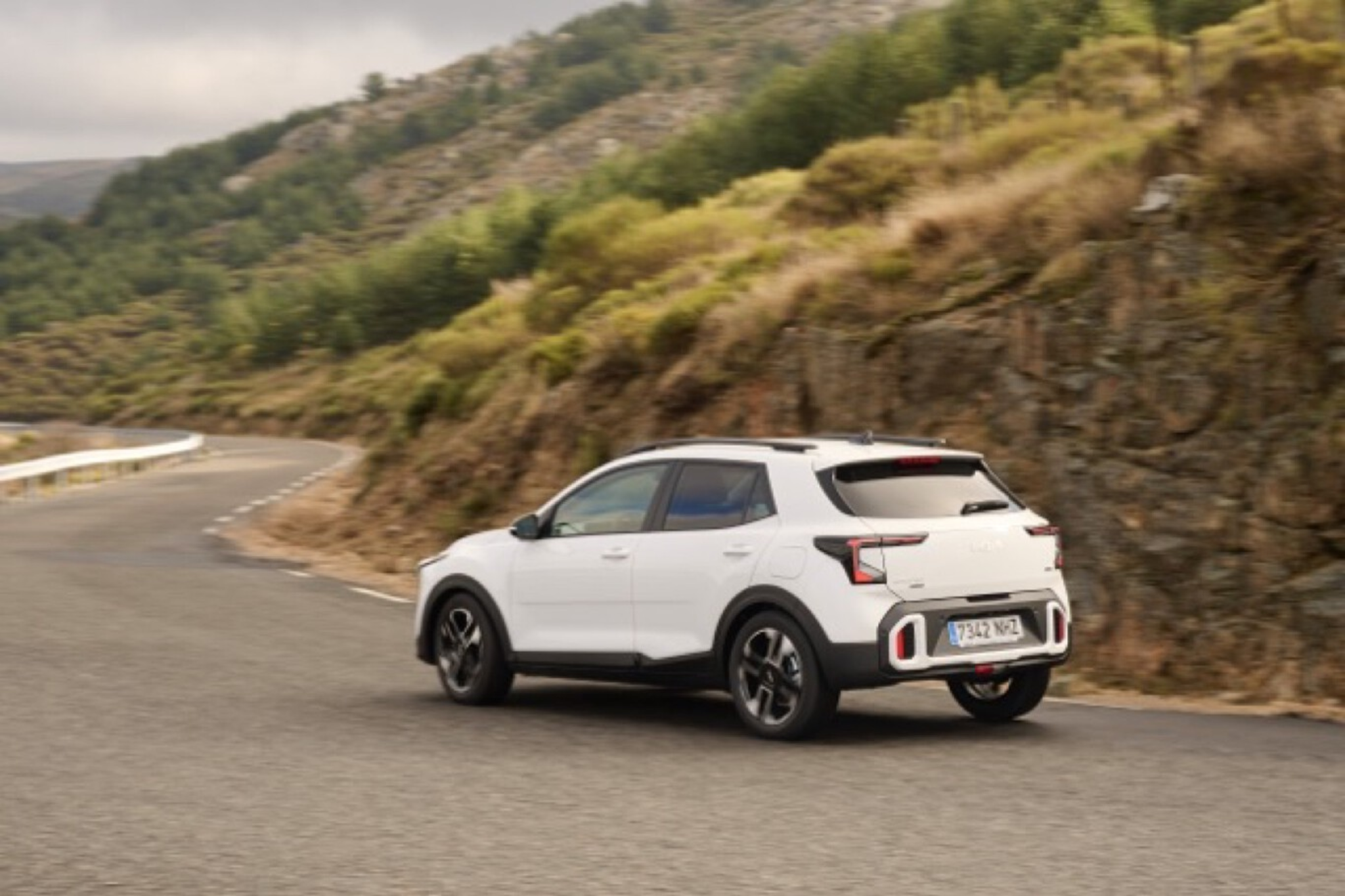 Kia Stonic hybride 2025 sur route sinueuse