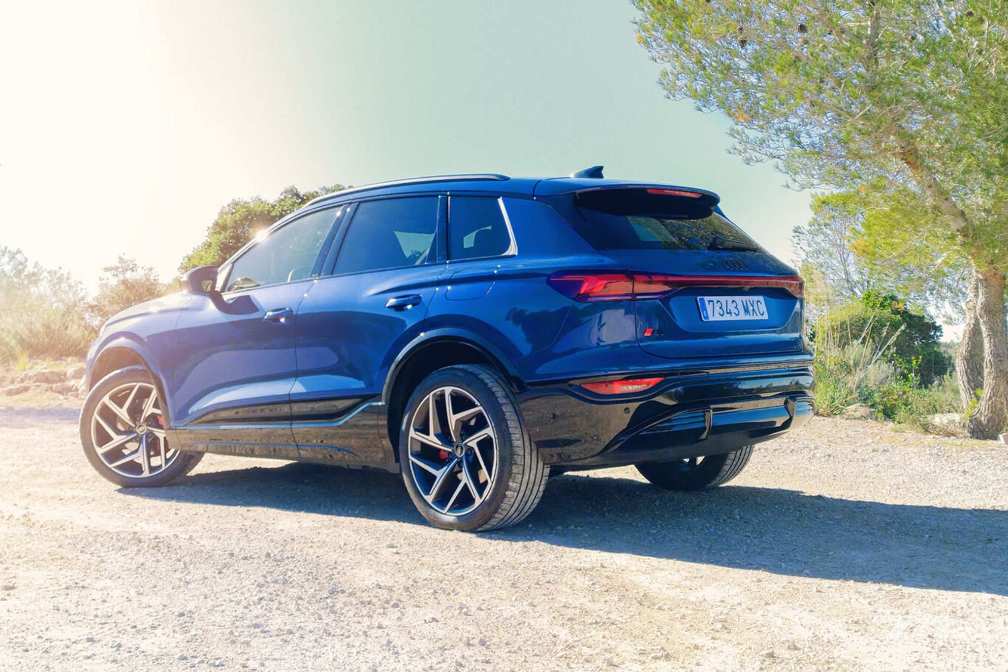 Audi Q6 e-tron bleu vue arrière sur route
