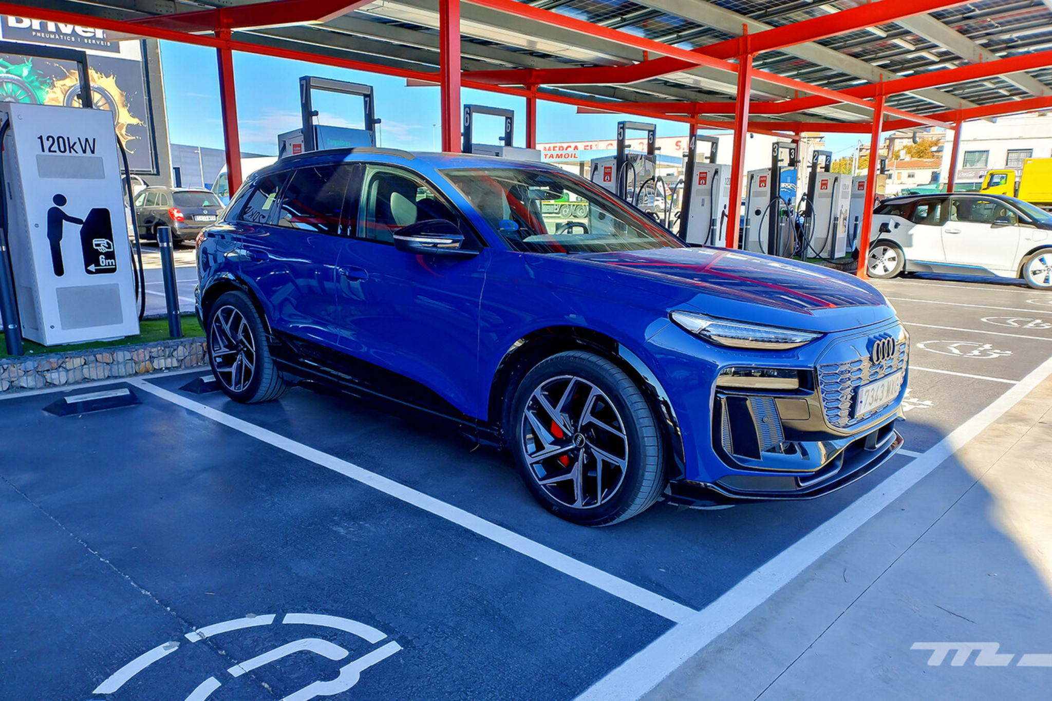 Audi Q6 e-tron branché à une borne de recharge rapide