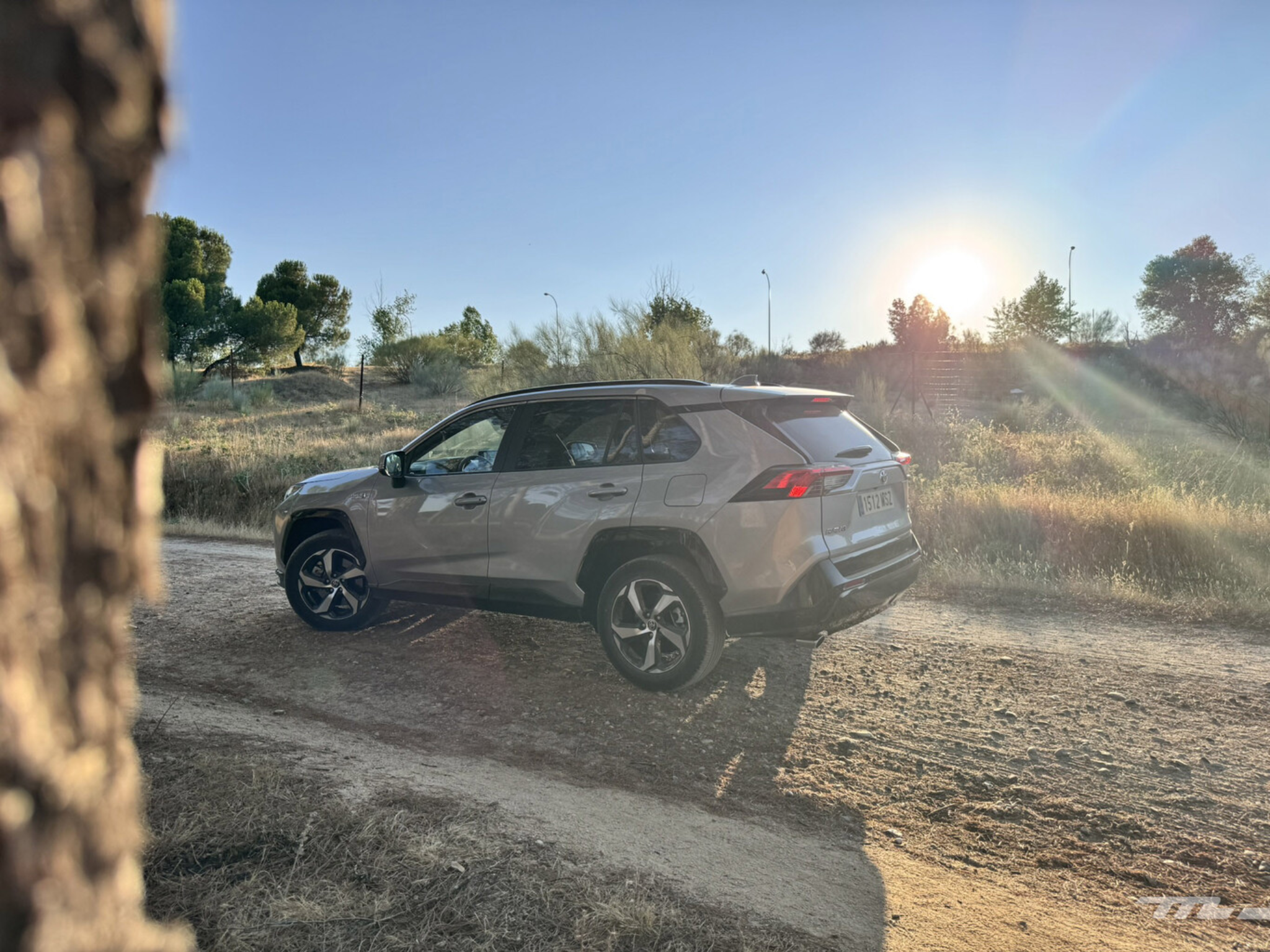 Toyota RAV4 hybride rechargeable au coucher du soleil