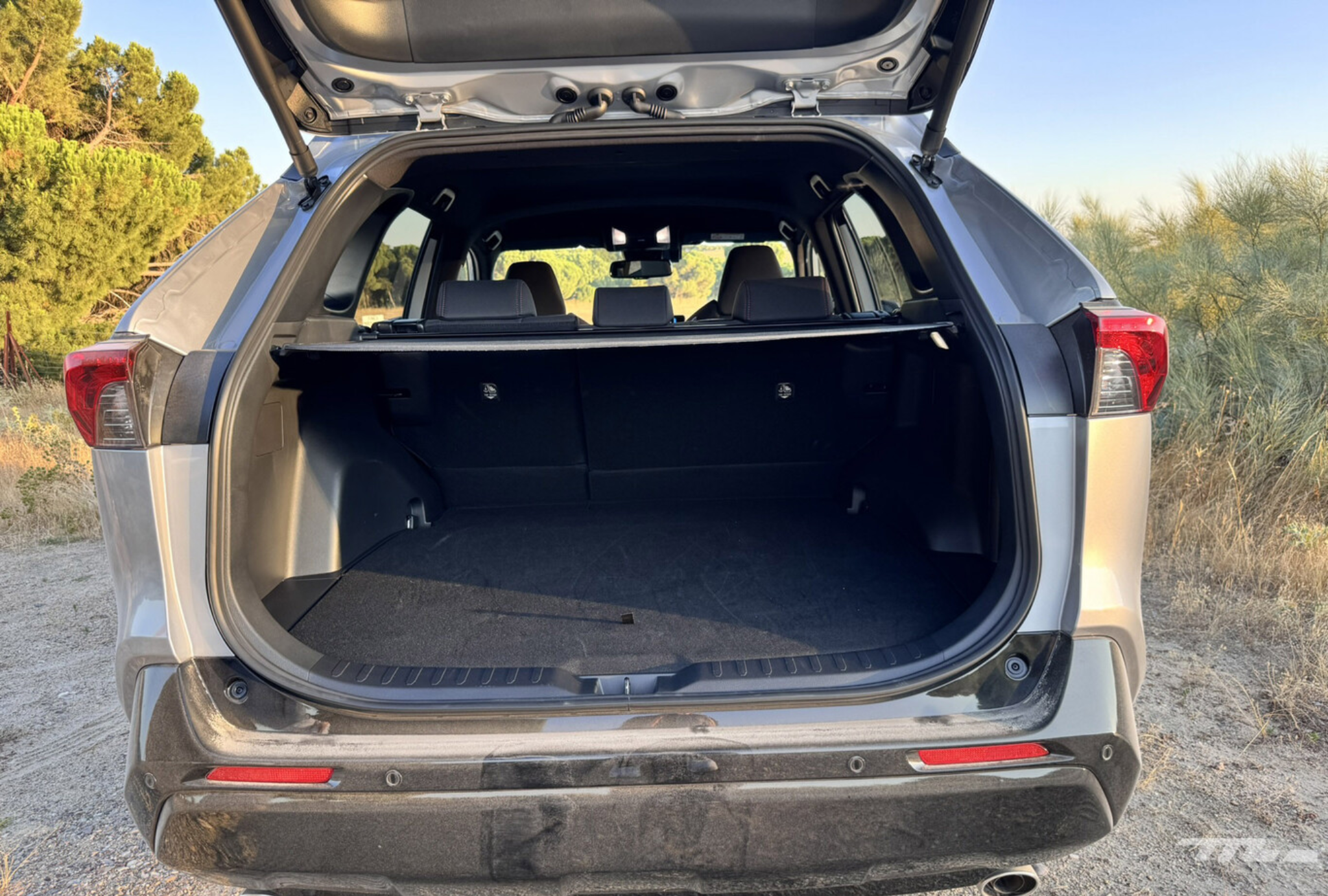 Coffre du Toyota RAV4 hybride rechargeable familial