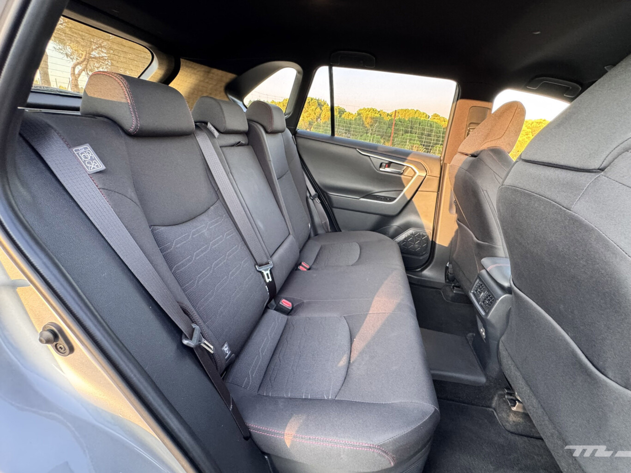 Banquette arrière spacieuse du Toyota RAV4 hybride rechargeable